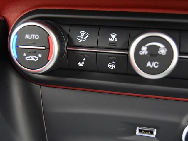 ステルヴィオ ２．２ターボ　ディーゼルＱ４スプリント　赤革　ＦシートＨ　ＡＣＣ　前後Ｐセンサー＆Ｂカメラ　ステアリングＨ　１８ｉｎＡＷ　レーンキープ　メモリー付パワーシート　ブラインドスポット　パワーテールゲート　バイキセノンヘッドライト　禁煙（16枚目）