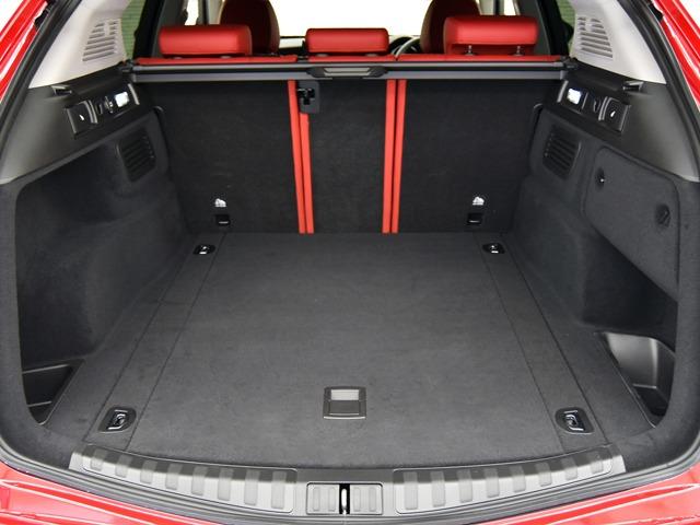 ステルヴィオ ２．２ターボ　ディーゼルＱ４スプリント　赤革　ＦシートＨ　ＡＣＣ　前後Ｐセンサー＆Ｂカメラ　ステアリングＨ　１８ｉｎＡＷ　レーンキープ　メモリー付パワーシート　ブラインドスポット　パワーテールゲート　バイキセノンヘッドライト　禁煙（19枚目）