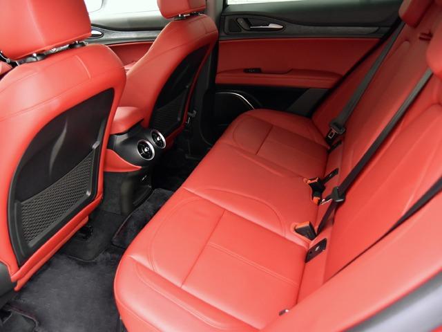 ステルヴィオ ２．２ターボ　ディーゼルＱ４スプリント　赤革　ＦシートＨ　ＡＣＣ　前後Ｐセンサー＆Ｂカメラ　ステアリングＨ　１８ｉｎＡＷ　レーンキープ　メモリー付パワーシート　ブラインドスポット　パワーテールゲート　バイキセノンヘッドライト　禁煙（25枚目）