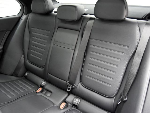 Ｃクラス Ｃ２００アバンギャルド　ＡＭＧライン　ＯＰ１３１　レザーＥＸＣＰ　パノラマＳＲ　リアアクスルステアリング　ベーシックＰＫＧ　ヘッドアップＤ　黒革　ＦシートＨ　ＡＭＧ１８ｉｎＡＷ　３６０°カメラ　メモリー付パワーシート　パワーテールゲート（13枚目）