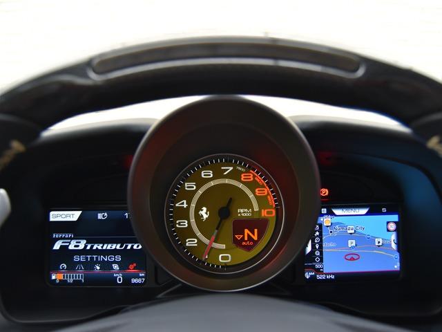 Ｆ８トリブート ベースグレード　Ｆ１　ＯＰ４９８　カーボンファイバーＦスポイラー／アウターシルカバー／ＬＥＤ付ステアリングホイール　サスペンションリフター　２０ｉｎＡＷ　前後Ｐカメラ　アダプティブＦライトシステム　イエローキャリパー（21枚目）