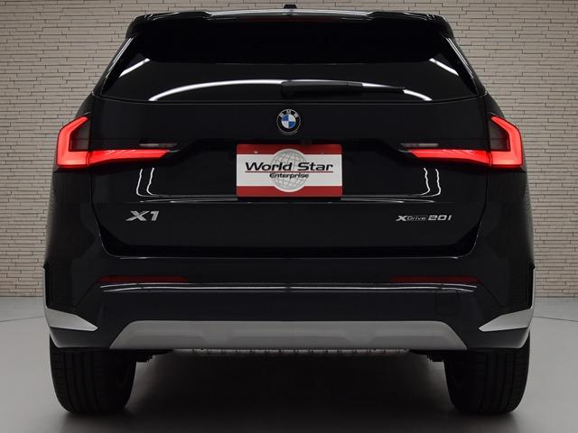 Ｘ１ ｘＤｒｉｖｅ　２０ｉ　ｘライン　黒革　ＦシートＨ　サラウンドビューカメラ　ヘッドアップＤ　オートマチックテールゲート　ＡＣＣ　ドライビングアシストプロフェッショナル　コンフォートアクセス　Ｐアシスト＋　メモリー付パワーシート　禁煙（6枚目）