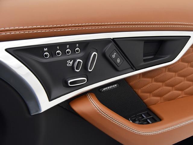 Ｆタイプ ＳＶＲクーペ　ＯＰ３９５　ＳＶＲカーボンセラミックブレーキＰ　エクステリアカーボンファイバーＰ　カーボンファイバールーフ　エクステンデッドウィンザーレザーインテリア　メリディアン　デュアルゾーンクライメートＣＴＬ（17枚目）