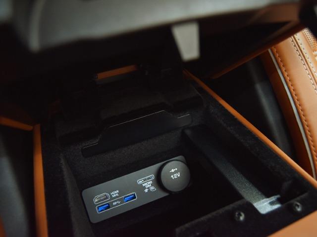 Ｆタイプ ＳＶＲクーペ　ＯＰ３９５　ＳＶＲカーボンセラミックブレーキＰ　エクステリアカーボンファイバーＰ　カーボンファイバールーフ　エクステンデッドウィンザーレザーインテリア　メリディアン　デュアルゾーンクライメートＣＴＬ（24枚目）