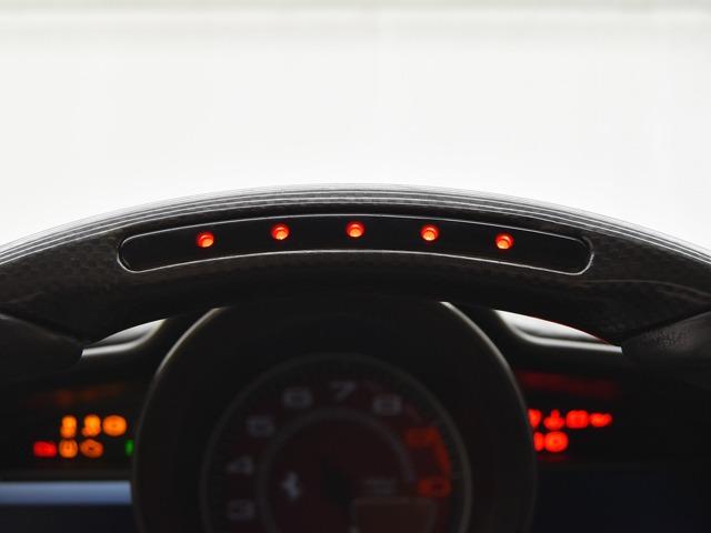 ４５８イタリア ベースグレード　Ｆ１　ＯＰ３８０　ＬＥＤ付カーボンドライバーゾーン　カーボンダッシュボードインサート　２０ｉｎＡＷ　デイトナスタイルシートネロ　スクーデリアフェラーリフェンダーエンブレム　フル電動シート　シートＨ　禁煙（15枚目）