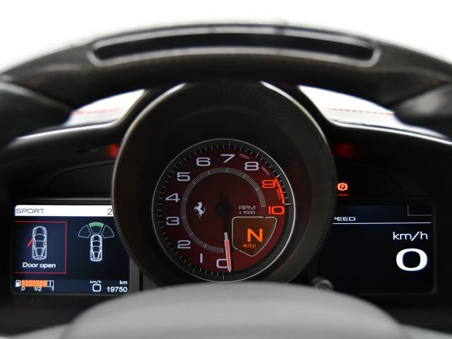 ４５８イタリア ベースグレード　Ｆ１　ＯＰ３８０　ＬＥＤ付カーボンドライバーゾーン　カーボンダッシュボードインサート　２０ｉｎＡＷ　デイトナスタイルシートネロ　スクーデリアフェラーリフェンダーエンブレム　フル電動シート　シートＨ　禁煙（22枚目）