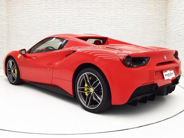 ４８８スパイダー ベースグレード　Ｆ１　ＯＰ４３７　２０ｉｎＡＷ　カーボンファイバーＬＥＤドライバーゾーン／ダッシュボードインサート／Ｒエアダクト　ロッソフェラーリレザー　サスペンションリフター　フルエレクトリックシート　シートＨ　禁煙（2枚目）