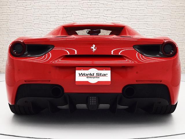 ４８８スパイダー ベースグレード　Ｆ１　ＯＰ４３７　２０ｉｎＡＷ　カーボンファイバーＬＥＤドライバーゾーン／ダッシュボードインサート／Ｒエアダクト　ロッソフェラーリレザー　サスペンションリフター　フルエレクトリックシート　シートＨ　禁煙（4枚目）