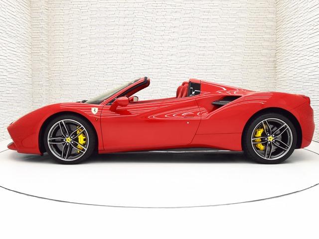 ４８８スパイダー ベースグレード　Ｆ１　ＯＰ４３７　２０ｉｎＡＷ　カーボンファイバーＬＥＤドライバーゾーン／ダッシュボードインサート／Ｒエアダクト　ロッソフェラーリレザー　サスペンションリフター　フルエレクトリックシート　シートＨ　禁煙（6枚目）