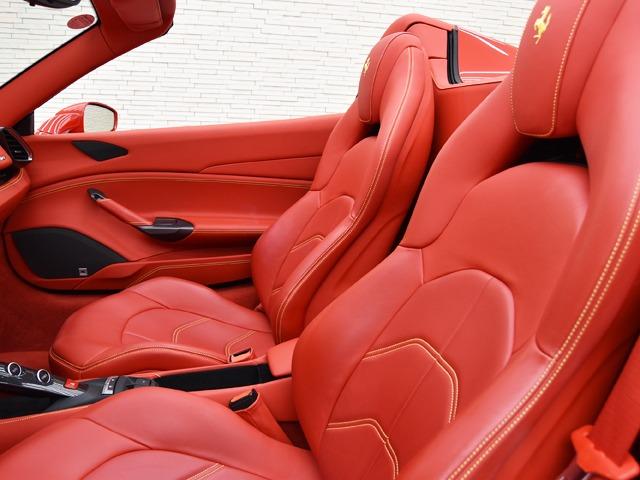 ４８８スパイダー ベースグレード　Ｆ１　ＯＰ４３７　２０ｉｎＡＷ　カーボンファイバーＬＥＤドライバーゾーン／ダッシュボードインサート／Ｒエアダクト　ロッソフェラーリレザー　サスペンションリフター　フルエレクトリックシート　シートＨ　禁煙（9枚目）