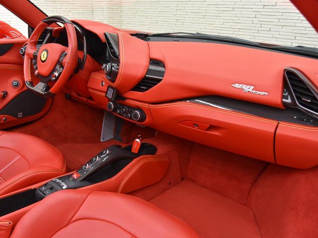 ４８８スパイダー ベースグレード　Ｆ１　ＯＰ４３７　２０ｉｎＡＷ　カーボンファイバーＬＥＤドライバーゾーン／ダッシュボードインサート／Ｒエアダクト　ロッソフェラーリレザー　サスペンションリフター　フルエレクトリックシート　シートＨ　禁煙（10枚目）