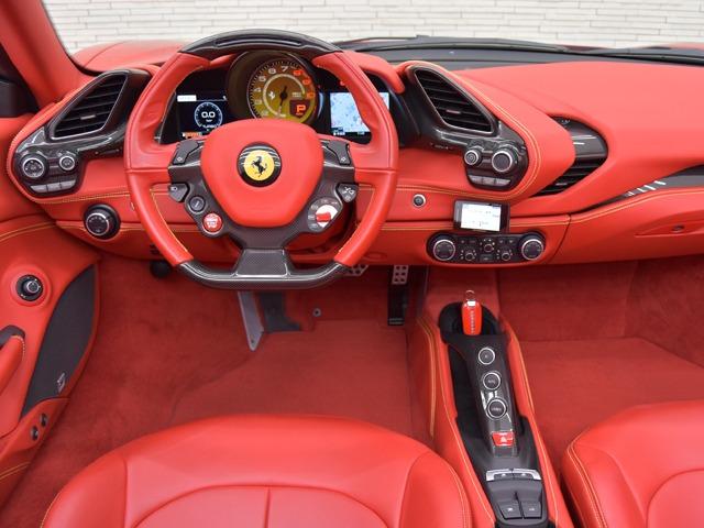 ４８８スパイダー ベースグレード　Ｆ１　ＯＰ４３７　２０ｉｎＡＷ　カーボンファイバーＬＥＤドライバーゾーン／ダッシュボードインサート／Ｒエアダクト　ロッソフェラーリレザー　サスペンションリフター　フルエレクトリックシート　シートＨ　禁煙（11枚目）