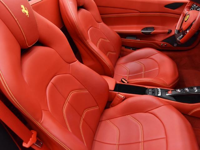 ４８８スパイダー ベースグレード　Ｆ１　ＯＰ４３７　２０ｉｎＡＷ　カーボンファイバーＬＥＤドライバーゾーン／ダッシュボードインサート／Ｒエアダクト　ロッソフェラーリレザー　サスペンションリフター　フルエレクトリックシート　シートＨ　禁煙（12枚目）