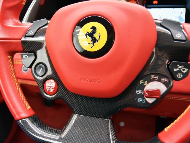 ４８８スパイダー ベースグレード　Ｆ１　ＯＰ４３７　２０ｉｎＡＷ　カーボンファイバーＬＥＤドライバーゾーン／ダッシュボードインサート／Ｒエアダクト　ロッソフェラーリレザー　サスペンションリフター　フルエレクトリックシート　シートＨ　禁煙（17枚目）