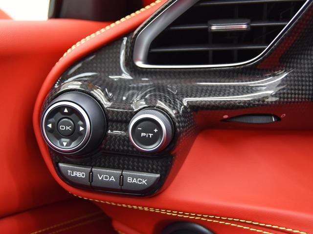 ４８８スパイダー ベースグレード　Ｆ１　ＯＰ４３７　２０ｉｎＡＷ　カーボンファイバーＬＥＤドライバーゾーン／ダッシュボードインサート／Ｒエアダクト　ロッソフェラーリレザー　サスペンションリフター　フルエレクトリックシート　シートＨ　禁煙（21枚目）
