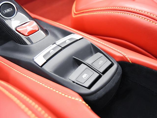 ４８８スパイダー ベースグレード　Ｆ１　ＯＰ４３７　２０ｉｎＡＷ　カーボンファイバーＬＥＤドライバーゾーン／ダッシュボードインサート／Ｒエアダクト　ロッソフェラーリレザー　サスペンションリフター　フルエレクトリックシート　シートＨ　禁煙（23枚目）