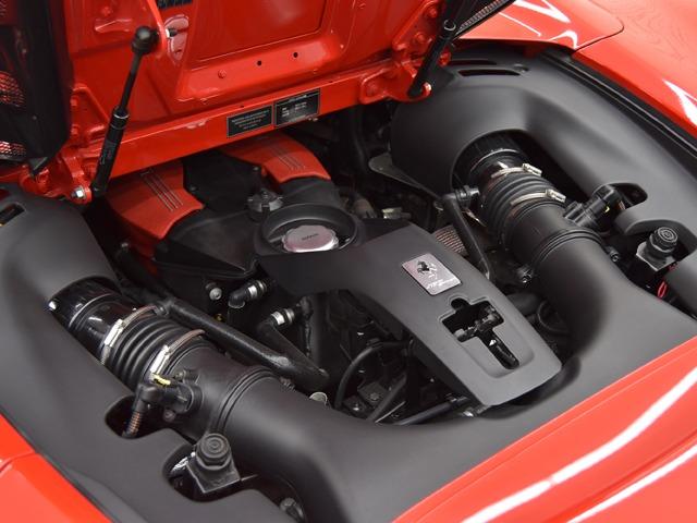 ４８８スパイダー ベースグレード　Ｆ１　ＯＰ４３７　２０ｉｎＡＷ　カーボンファイバーＬＥＤドライバーゾーン／ダッシュボードインサート／Ｒエアダクト　ロッソフェラーリレザー　サスペンションリフター　フルエレクトリックシート　シートＨ　禁煙（28枚目）