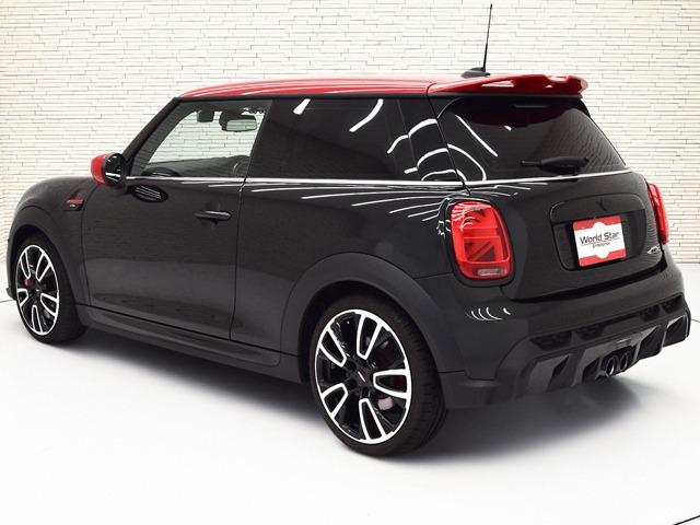 ＭＩＮＩ ジョンクーパーワークス　ジョンクーパーワークストリム　ピアノブラックエクステリア　１８ｉｎＡＷ　ブラックハーフレザー　ＦシートＨ　純正ナビ　ヘッドアップＤ　マルチＤメーターパネル　レッドルーフ＆ミラーキャップ　ＬＥＤヘッドライト　コンフォートアクセス（2枚目）