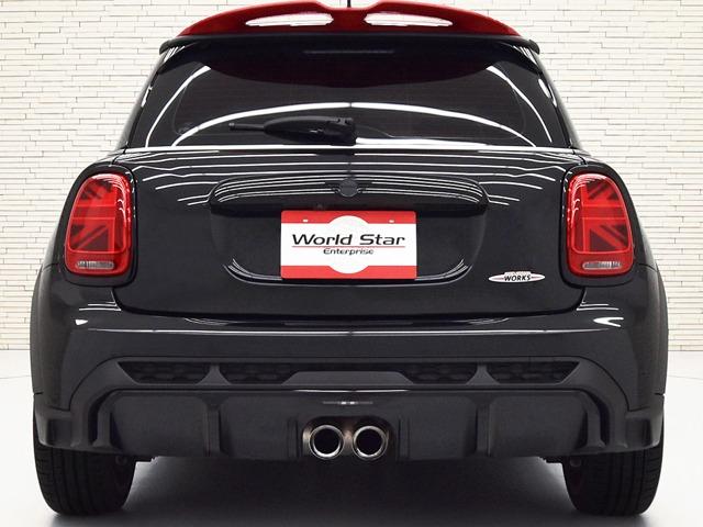 ＭＩＮＩ ジョンクーパーワークス　ジョンクーパーワークストリム　ピアノブラックエクステリア　１８ｉｎＡＷ　ブラックハーフレザー　ＦシートＨ　純正ナビ　ヘッドアップＤ　マルチＤメーターパネル　レッドルーフ＆ミラーキャップ　ＬＥＤヘッドライト　コンフォートアクセス（4枚目）