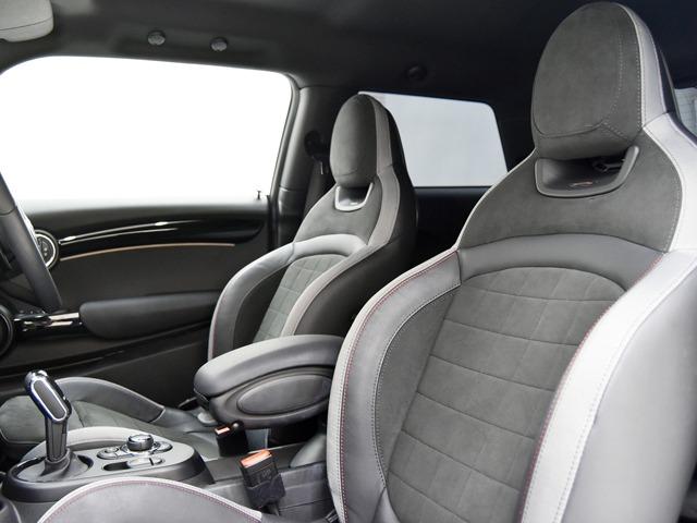 ＭＩＮＩ ジョンクーパーワークス　ジョンクーパーワークストリム　ピアノブラックエクステリア　１８ｉｎＡＷ　ブラックハーフレザー　ＦシートＨ　純正ナビ　ヘッドアップＤ　マルチＤメーターパネル　レッドルーフ＆ミラーキャップ　ＬＥＤヘッドライト　コンフォートアクセス（7枚目）