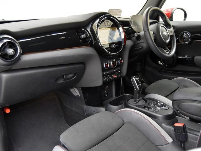 ＭＩＮＩ ジョンクーパーワークス　ジョンクーパーワークストリム　ピアノブラックエクステリア　１８ｉｎＡＷ　ブラックハーフレザー　ＦシートＨ　純正ナビ　ヘッドアップＤ　マルチＤメーターパネル　レッドルーフ＆ミラーキャップ　ＬＥＤヘッドライト　コンフォートアクセス（8枚目）