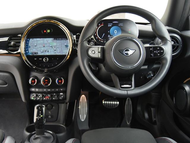 ＭＩＮＩ ジョンクーパーワークス　ジョンクーパーワークストリム　ピアノブラックエクステリア　１８ｉｎＡＷ　ブラックハーフレザー　ＦシートＨ　純正ナビ　ヘッドアップＤ　マルチＤメーターパネル　レッドルーフ＆ミラーキャップ　ＬＥＤヘッドライト　コンフォートアクセス（9枚目）