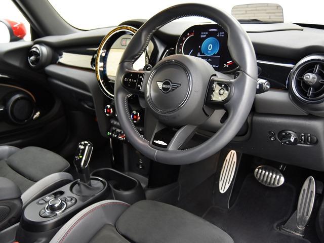 ＭＩＮＩ ジョンクーパーワークス　ジョンクーパーワークストリム　ピアノブラックエクステリア　１８ｉｎＡＷ　ブラックハーフレザー　ＦシートＨ　純正ナビ　ヘッドアップＤ　マルチＤメーターパネル　レッドルーフ＆ミラーキャップ　ＬＥＤヘッドライト　コンフォートアクセス（11枚目）