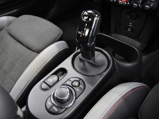 ＭＩＮＩ ジョンクーパーワークス　ジョンクーパーワークストリム　ピアノブラックエクステリア　１８ｉｎＡＷ　ブラックハーフレザー　ＦシートＨ　純正ナビ　ヘッドアップＤ　マルチＤメーターパネル　レッドルーフ＆ミラーキャップ　ＬＥＤヘッドライト　コンフォートアクセス（17枚目）