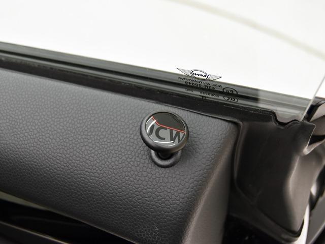 ＭＩＮＩ ジョンクーパーワークス　ジョンクーパーワークストリム　ピアノブラックエクステリア　１８ｉｎＡＷ　ブラックハーフレザー　ＦシートＨ　純正ナビ　ヘッドアップＤ　マルチＤメーターパネル　レッドルーフ＆ミラーキャップ　ＬＥＤヘッドライト　コンフォートアクセス（18枚目）