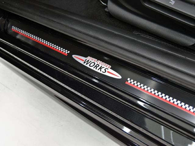 ＭＩＮＩ ジョンクーパーワークス　ジョンクーパーワークストリム　ピアノブラックエクステリア　１８ｉｎＡＷ　ブラックハーフレザー　ＦシートＨ　純正ナビ　ヘッドアップＤ　マルチＤメーターパネル　レッドルーフ＆ミラーキャップ　ＬＥＤヘッドライト　コンフォートアクセス（19枚目）