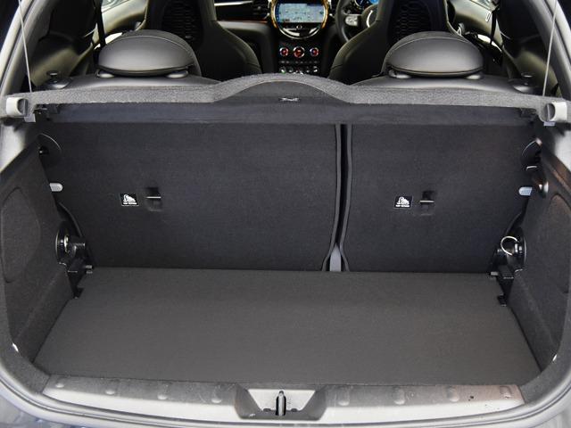 ＭＩＮＩ ジョンクーパーワークス　ジョンクーパーワークストリム　ピアノブラックエクステリア　１８ｉｎＡＷ　ブラックハーフレザー　ＦシートＨ　純正ナビ　ヘッドアップＤ　マルチＤメーターパネル　レッドルーフ＆ミラーキャップ　ＬＥＤヘッドライト　コンフォートアクセス（20枚目）