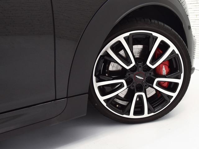 ＭＩＮＩ ジョンクーパーワークス　ジョンクーパーワークストリム　ピアノブラックエクステリア　１８ｉｎＡＷ　ブラックハーフレザー　ＦシートＨ　純正ナビ　ヘッドアップＤ　マルチＤメーターパネル　レッドルーフ＆ミラーキャップ　ＬＥＤヘッドライト　コンフォートアクセス（21枚目）