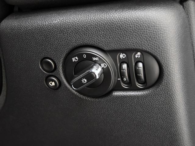 ＭＩＮＩ ジョンクーパーワークス　ジョンクーパーワークストリム　ピアノブラックエクステリア　１８ｉｎＡＷ　ブラックハーフレザー　ＦシートＨ　純正ナビ　ヘッドアップＤ　マルチＤメーターパネル　レッドルーフ＆ミラーキャップ　ＬＥＤヘッドライト　コンフォートアクセス（25枚目）