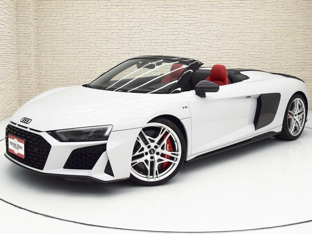 Ｒ８スパイダー Ｖ１０パフォーマンス５．２ＦＳＩクワトロＳトロニック　ＯＰ１２５　２０２２ｙモデル　エクスプレスレッドファインナッパレザー　ＦシートＨ　バング＆オルフセン　ダイナミックステアリング　ブラックアウディリングＰＫＧ　拡張デコラティブパネルグロスカーボン　禁煙（3枚目）