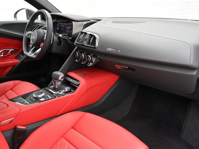 Ｒ８スパイダー Ｖ１０パフォーマンス５．２ＦＳＩクワトロＳトロニック　ＯＰ１２５　２０２２ｙモデル　エクスプレスレッドファインナッパレザー　ＦシートＨ　バング＆オルフセン　ダイナミックステアリング　ブラックアウディリングＰＫＧ　拡張デコラティブパネルグロスカーボン　禁煙（10枚目）