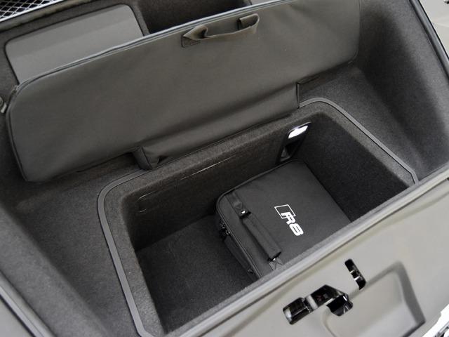 Ｒ８スパイダー Ｖ１０パフォーマンス５．２ＦＳＩクワトロＳトロニック　ＯＰ１２５　２０２２ｙモデル　エクスプレスレッドファインナッパレザー　ＦシートＨ　バング＆オルフセン　ダイナミックステアリング　ブラックアウディリングＰＫＧ　拡張デコラティブパネルグロスカーボン　禁煙（19枚目）