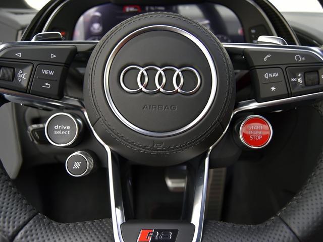 Ｒ８スパイダー Ｖ１０パフォーマンス５．２ＦＳＩクワトロＳトロニック　ＯＰ１２５　２０２２ｙモデル　エクスプレスレッドファインナッパレザー　ＦシートＨ　バング＆オルフセン　ダイナミックステアリング　ブラックアウディリングＰＫＧ　拡張デコラティブパネルグロスカーボン　禁煙（23枚目）