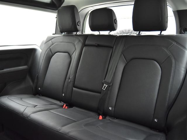 ディフェンダー ９０ＳＥ　Ｐ３００　コントラストルーフホワイト　コールドクライメートＰ　マトリクスＬＥＤヘッドライト　１２ｗａｙＦシート　クロスカービームホワイトパウダーコートブラッシュドフィニッシュ　黒革　レーンキープ／チェンジ　禁煙（12枚目）