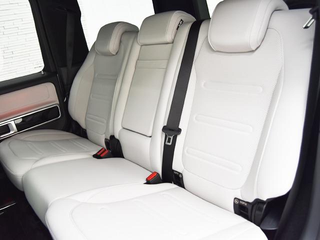 Ｇクラス Ｇ４００ｄ　ＡＭＧライン　マヌファクトゥーアプログラム　ＯＰ３２３　ラグジュアリーＰＫＧ　アダプティブダンピングシステム　ボディ同色スペアタイヤリング　白革　前後シートＨ　ガラスＳＲ　ＡＭＧ２０ｉｎＡＷ　レーダーセーフティＰＫＧ　３６０°カメラ　ＡＣＣ（24枚目）