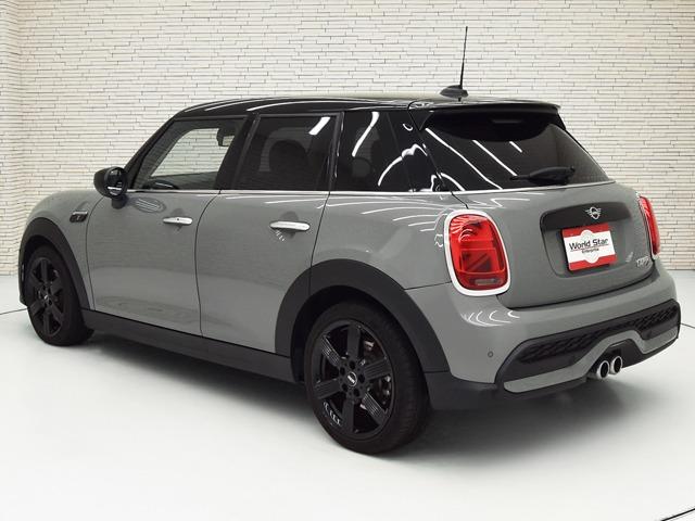 ＭＩＮＩ クーパーＳ　クラシック・トリム　１７ｉｎＡＷ　前後Ｐセンサー＆Ｂカメラ　純正ナビ　マルチＤメーターパネル　ブラック／パールハーフレザー　コンフォートアクセス　ＬＥＤヘッドライト　ＡＣＣ　ブラックルーフ＆ミラーキャップ　禁煙（2枚目）