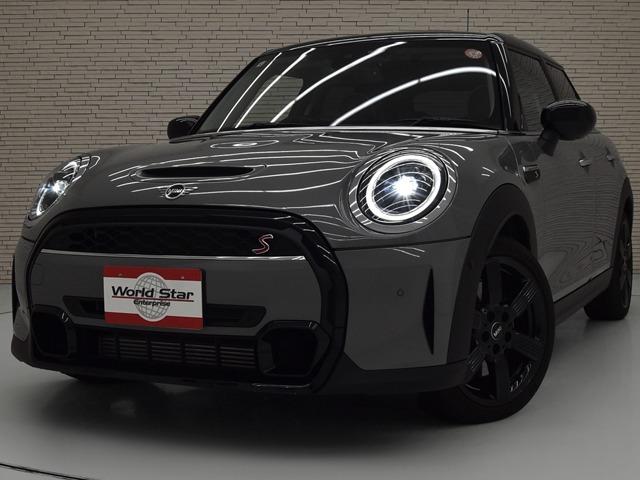 ＭＩＮＩ クーパーＳ　クラシック・トリム　１７ｉｎＡＷ　前後Ｐセンサー＆Ｂカメラ　純正ナビ　マルチＤメーターパネル　ブラック／パールハーフレザー　コンフォートアクセス　ＬＥＤヘッドライト　ＡＣＣ　ブラックルーフ＆ミラーキャップ　禁煙（5枚目）