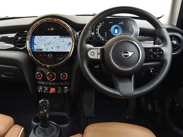 ＭＩＮＩ クーパーＳ　クラシック・トリム　１７ｉｎＡＷ　前後Ｐセンサー＆Ｂカメラ　純正ナビ　マルチＤメーターパネル　ブラック／パールハーフレザー　コンフォートアクセス　ＬＥＤヘッドライト　ＡＣＣ　ブラックルーフ＆ミラーキャップ　禁煙（9枚目）