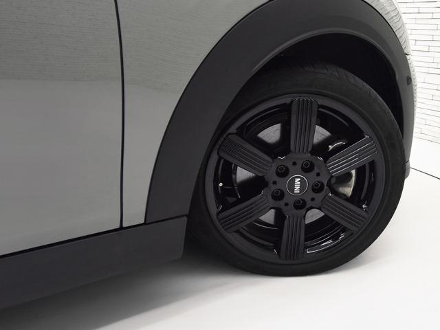 ＭＩＮＩ クーパーＳ　クラシック・トリム　１７ｉｎＡＷ　前後Ｐセンサー＆Ｂカメラ　純正ナビ　マルチＤメーターパネル　ブラック／パールハーフレザー　コンフォートアクセス　ＬＥＤヘッドライト　ＡＣＣ　ブラックルーフ＆ミラーキャップ　禁煙（21枚目）