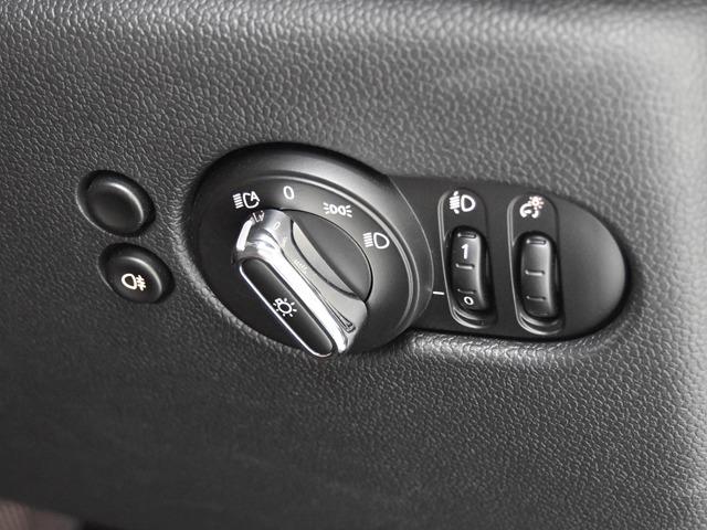 ＭＩＮＩ クーパーＳ　クラシック・トリム　１７ｉｎＡＷ　前後Ｐセンサー＆Ｂカメラ　純正ナビ　マルチＤメーターパネル　ブラック／パールハーフレザー　コンフォートアクセス　ＬＥＤヘッドライト　ＡＣＣ　ブラックルーフ＆ミラーキャップ　禁煙（22枚目）