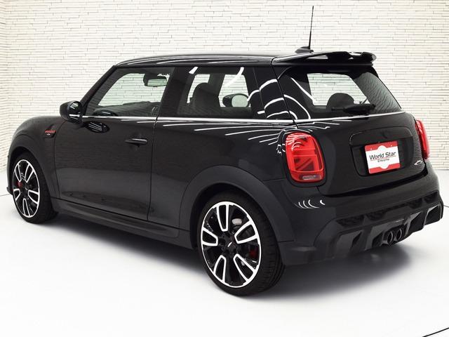 ＭＩＮＩ ジョンクーパーワークス　ジョンクーパーワークストリム　１８ｉｎＡＷ　ピアノブラックエクステリア　ブラックハーフレザー　ＦシートＨ　純正ナビ　マルチＤメーターパネル　ヘッドアップＤ　ブラックルーフ＆ミラーキャップ　ＬＥＤヘッドライト　コンフォートアクセス（2枚目）