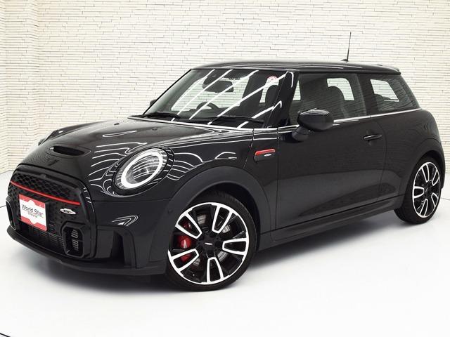 ＭＩＮＩ ジョンクーパーワークス　ジョンクーパーワークストリム　１８ｉｎＡＷ　ピアノブラックエクステリア　ブラックハーフレザー　ＦシートＨ　純正ナビ　マルチＤメーターパネル　ヘッドアップＤ　ブラックルーフ＆ミラーキャップ　ＬＥＤヘッドライト　コンフォートアクセス（3枚目）