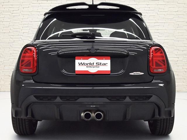 ＭＩＮＩ ジョンクーパーワークス　ジョンクーパーワークストリム　１８ｉｎＡＷ　ピアノブラックエクステリア　ブラックハーフレザー　ＦシートＨ　純正ナビ　マルチＤメーターパネル　ヘッドアップＤ　ブラックルーフ＆ミラーキャップ　ＬＥＤヘッドライト　コンフォートアクセス（4枚目）