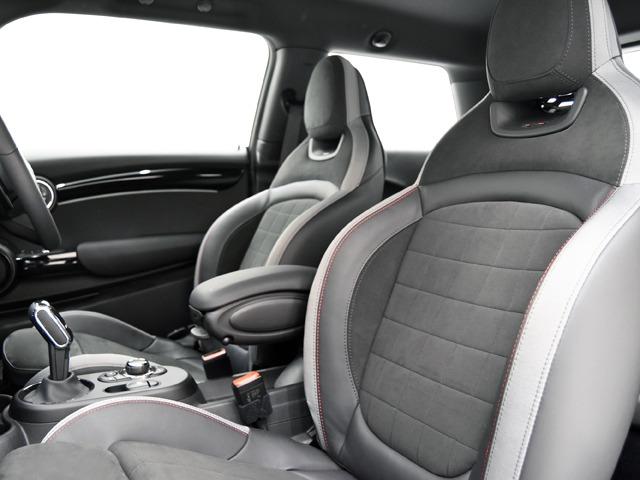 ＭＩＮＩ ジョンクーパーワークス　ジョンクーパーワークストリム　１８ｉｎＡＷ　ピアノブラックエクステリア　ブラックハーフレザー　ＦシートＨ　純正ナビ　マルチＤメーターパネル　ヘッドアップＤ　ブラックルーフ＆ミラーキャップ　ＬＥＤヘッドライト　コンフォートアクセス（7枚目）