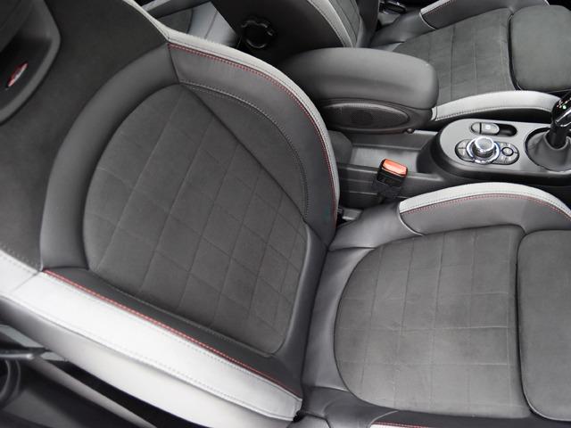 ＭＩＮＩ ジョンクーパーワークス　ジョンクーパーワークストリム　１８ｉｎＡＷ　ピアノブラックエクステリア　ブラックハーフレザー　ＦシートＨ　純正ナビ　マルチＤメーターパネル　ヘッドアップＤ　ブラックルーフ＆ミラーキャップ　ＬＥＤヘッドライト　コンフォートアクセス（10枚目）