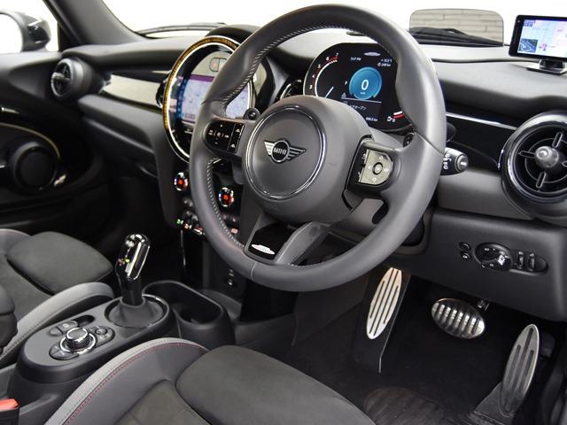 ＭＩＮＩ ジョンクーパーワークス　ジョンクーパーワークストリム　１８ｉｎＡＷ　ピアノブラックエクステリア　ブラックハーフレザー　ＦシートＨ　純正ナビ　マルチＤメーターパネル　ヘッドアップＤ　ブラックルーフ＆ミラーキャップ　ＬＥＤヘッドライト　コンフォートアクセス（11枚目）